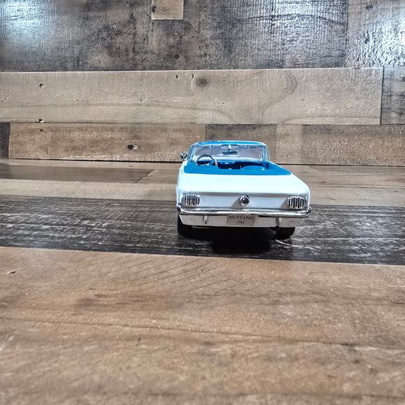 1964 Ford Mustang Convertible 1:24 Scale Diecast Car - Picture 4 of 9